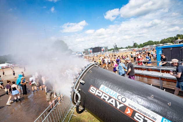 View of the festival grounds with the audience, June 21, 2026 Snow cannon to cool off festivalgoers Hurricane Music Festival 2026 in Scheeßel, Lower Saxony, Scheeßel, Lower Saxony, Germany Festival grounds,detected_source_language