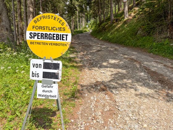 21.06.2026 Patscherkofel, Innsbruck, Tirol, Österreich Bild: Hinweisschild: befristetes forstliches Sperrgebiet, betreten verboten, Gefahr durch Waldarbeit, Wanderweg gesperrt wegen Forstarbeiten, Waldweg, Forstweg, Weg, Forst *** June 21, 2026 Patscherkofel, Innsbruck, Tyrol, Austria Photo