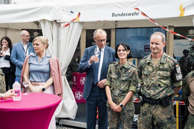 Berlin,21.06.2026,Nationaler Veteranentag im Regierungsviertel.Bundestagspräsidentin Julia Klöckner und Bundeskanzler Friedrich Merz beim Rundgang *** Berlin, June 21, 2026—National Veterans Day in the government district