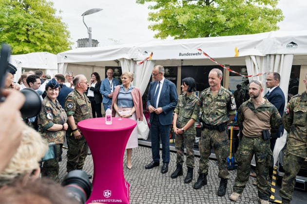 Berlin,21.06.2026,Nationaler Veteranentag im Regierungsviertel.Bundestagspräsidentin Julia Klöckner und Bundeskanzler Friedrich Merz beim Rundgang *** Berlin, June 21, 2026—National Veterans Day in the government district