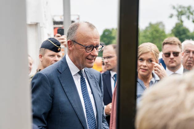 Berlin,21.06.2026,Nationaler Veteranentag im Regierungsviertel.Bundestagspräsidentin Julia Klöckner und Bundeskanzler Friedrich Merz beim Rundgang *** Berlin, June 21, 2026—National Veterans Day in the government district
