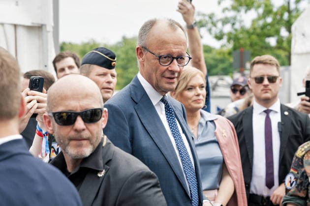 Berlin,21.06.2026,Nationaler Veteranentag im Regierungsviertel.Bundestagspräsidentin Julia Klöckner und Bundeskanzler Friedrich Merz beim Rundgang *** Berlin, June 21, 2026—National Veterans Day in the government district