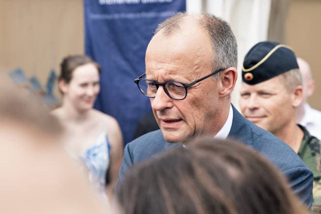 Berlin,21.06.2026,Nationaler Veteranentag im Regierungsviertel.Bundeskanzler Friedrich Merz beim Rundgang *** Berlin, June 21, 2026—National Veterans Day in the government district; Federal Chancellor Friedrich Merz on a tour ,detected_source_language