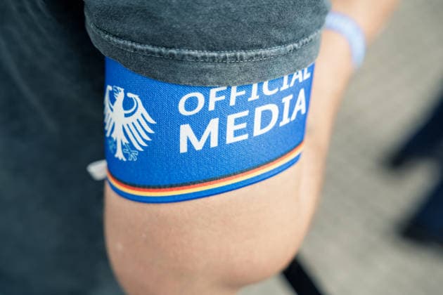 Berlin,21.06.2026,Nationaler Veteranentag im Regierungsviertel.Armbinde Official Media *** Berlin, June 21, 2026, National Veterans Day in the Government District