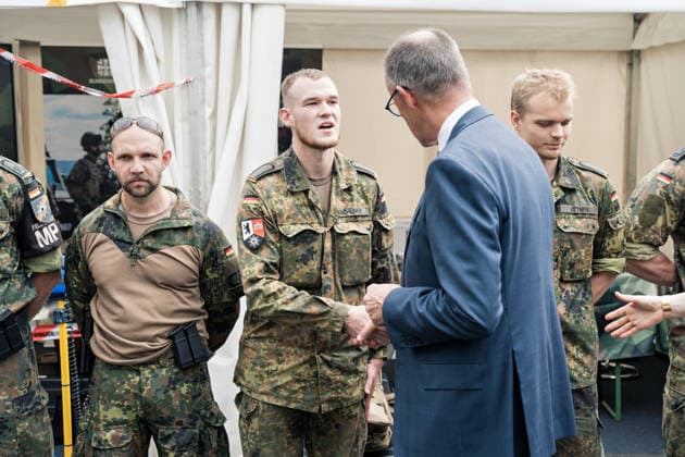 Berlin,21.06.2026,Nationaler Veteranentag im Regierungsviertel.BK Friedrich Merz beim Rundgang *** Berlin, June 21, 2026, National Veterans Day in the government district; Federal Chancellor Friedrich Merz on a tour ,detected_source_language