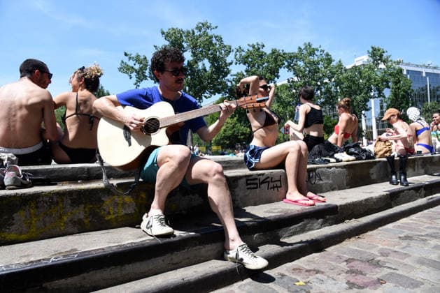 RECORD DATE NOT STATED Music Festival Amid Heatwave In Paris Music Festival 2026 in the Canal Saint-Martin, amid a heatwave in Paris, 40?C expected towards temperature records in France on June 21, 2026. Meteo France has triggered a red heat wave alert in 35 departments. Photo by Alain Apaydin ABACAPRESS  Copyright: xApaydinxAlain ABACAx
