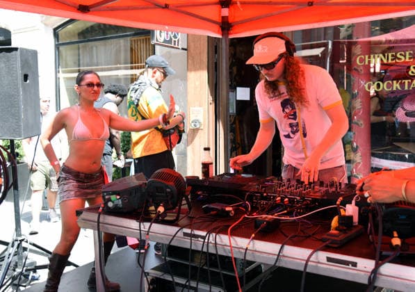 RECORD DATE NOT STATED Music Festival Amid Heatwave In Paris Music Festival 2026 in the Canal Saint-Martin, amid a heatwave in Paris, 40?C expected towards temperature records in France on June 21, 2026. Meteo France has triggered a red heat wave alert in 35 departments. Photo by Alain Apaydin ABACAPRESS  Copyright: xApaydinxAlain ABACAx