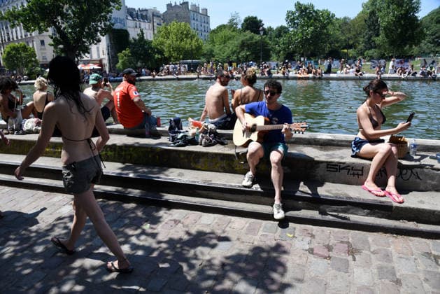 RECORD DATE NOT STATED Music Festival Amid Heatwave In Paris Music Festival 2026 in the Canal Saint-Martin, amid a heatwave in Paris, 40°C expected towards temperature records in France on June 21, 2026. Meteo France has triggered a red heat wave alert in 35 departments. Photo by Alain Apaydin ABACAPRESS  Copyright: xApaydinxAlain ABACAx