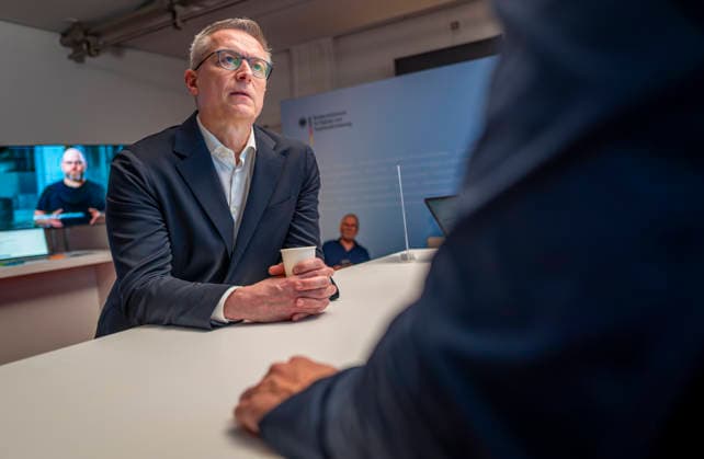 Karsten Wildberger EUR, Deutschland, Berlin, 21.06.2026: Karsten Wildberger (CDU), Bundesminister für Digitalisierung und Staatsmodernisierung am Tag der offenen Tür im BMDS - im Gespräch mit Unternehmern der Digitalbranche und Bürger im Dialog *** Karsten Wildberger (EUR), Germany, Berlin, June 21, 2026 Karsten Wildberger (CDU), Federal Minister for Digitalization and State Modernization, speaking with entrepreneurs from the digital sector and engaging in dialogue with citizens during the Open House at the BMDS,detected_source_language