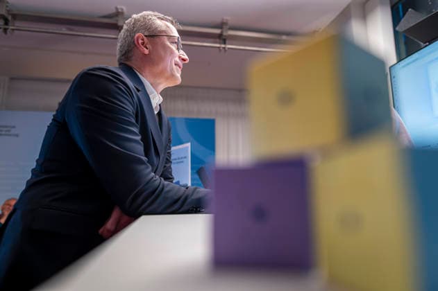 Karsten Wildberger EUR, Deutschland, Berlin, 21.06.2026: Karsten Wildberger (CDU), Bundesminister für Digitalisierung und Staatsmodernisierung am Tag der offenen Tür im BMDS - im Gespräch mit Unternehmern der Digitalbranche und Bürger im Dialog *** Karsten Wildberger (EUR), Germany, Berlin, June 21, 2026 Karsten Wildberger (CDU), Federal Minister for Digitalization and State Modernization, speaking with entrepreneurs from the digital sector and engaging in dialogue with citizens during the Open House at the BMDS,detected_source_language