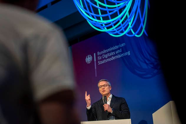 Karsten Wildberger EUR, Deutschland, Berlin, 21.06.2026: Karsten Wildberger (CDU), Bundesminister für Digitalisierung und Staatsmodernisierung am Tag der offenen Tür im BMDS - im Gespräch mit Unternehmern der Digitalbranche und Bürger im Dialog *** Karsten Wildberger (EUR), Germany, Berlin, June 21, 2026 Karsten Wildberger (CDU), Federal Minister for Digitalization and State Modernization, speaking with entrepreneurs from the digital sector and engaging in dialogue with citizens during the Open House at the BMDS,detected_source_language