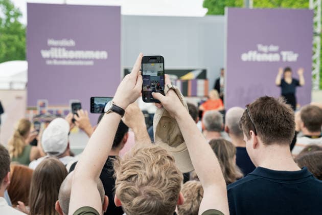 Berlin, 21.06.2026 Tag der offenen Tür der Bundesregierung im Bundeskanzleramt. Bundeskanzler Friedrich Merz steht auf der Bühne und stellt sich den Fragen des Publikums. *** Berlin, June 21, 2026