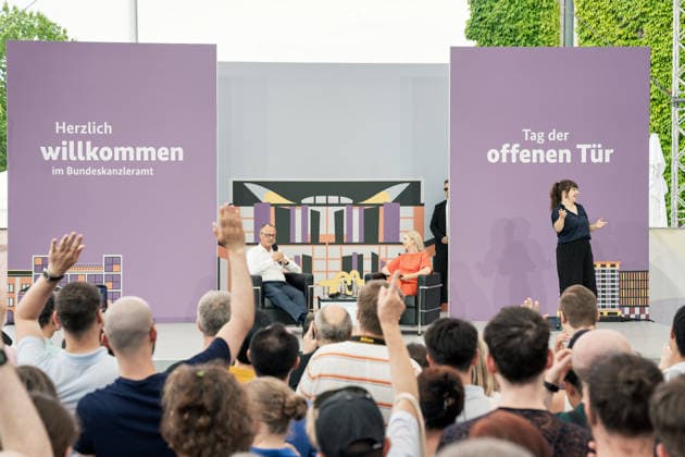 Berlin, 21.06.2026 Tag der offenen Tür der Bundesregierung im Bundeskanzleramt. Bundeskanzler Friedrich Merz steht auf der Bühne und stellt sich den Fragen des Publikums. *** Berlin, June 21, 2026