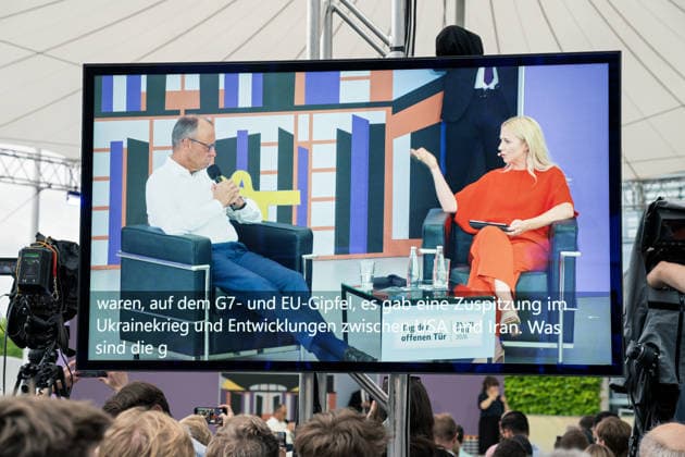Berlin, 21.06.2026 Tag der offenen Tür der Bundesregierung im Bundeskanzleramt. Bundeskanzler Friedrich Merz steht auf der Bühne und stellt sich den Fragen des Publikums. *** Berlin, June 21, 2026