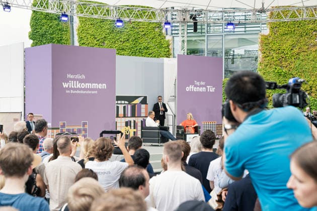 Berlin, 21.06.2026 Tag der offenen Tür der Bundesregierung im Bundeskanzleramt. Bundeskanzler Friedrich Merz steht auf der Bühne und stellt sich den Fragen des Publikums. *** Berlin, June 21, 2026
