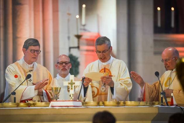 Der katholische Theologe Heiner Wilmer wird im Muensteraner Dom offiziell als 77. Bischof von Muenster in sein Amt eingefuehrt (Foto vom 21.06.2026, im Bild: Erzbischof Rainer Maria Kardinal Woelki, Diakon Thomas Vormann, Bischof Heiner Wilmer und Felix Genn, emeritierter Bischof des Bistums Muenster (v.l.n.r.) waehrend der Heiligen Messe). Er folgt an der Spitze des mitgliederstaerksten deutschen Bistums mit rund 1,6 Millionen Katholiken auf Felix Genn. Dieser war im Maerz 2025 mit 75 Jahren aus Altersgruenden als Muensteraner Bischof zurueckgetreten. Wilmer war bislang Bischof von Hildesheim. Seit Ende Februar ist der 65-Jaehrige auch Vorsitzender der katholischen Deutschen Bischofskonferenz. (Siehe epd-Meldung vom 21.06.2026) EDITORIAL U Copyright: epd-bild DetlefxHeese epd-Bischof-Wilmeer-MS-839