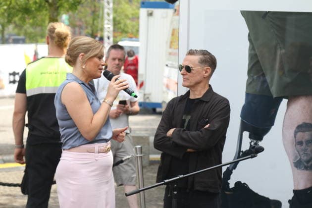 Julia Klöckner und Bryan Adams bei der Vorstellung der Foto-Ausstellung Verwundet des Künstlers Bryan Adams beim 2. Nationalen Veteranentag am Platz der Republik. Berlin, 21.06.2026 *** Julia Klöckner and Bryan Adams at the opening of the photo exhibition Verwundet by artist Bryan Adams on the 2nd National Veterans Day at Platz der Republik in Berlin, June 21, 2026,detected_source_language Copyright: xAgenturxMatthiasxWehnertx xM.xGränzdörferx