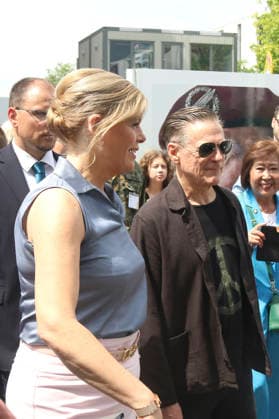 Julia Klöckner und Bryan Adams bei der Vorstellung der Foto-Ausstellung Verwundet des Künstlers Bryan Adams beim 2. Nationalen Veteranentag am Platz der Republik. Berlin, 21.06.2026 *** Julia Klöckner and Bryan Adams at the opening of the photo exhibition Verwundet by artist Bryan Adams on the 2nd National Veterans Day at Platz der Republik in Berlin, June 21, 2026,detected_source_language Foto:xAgenturxWehnertx xGränzdörferx xFuturexImagex adams_6603