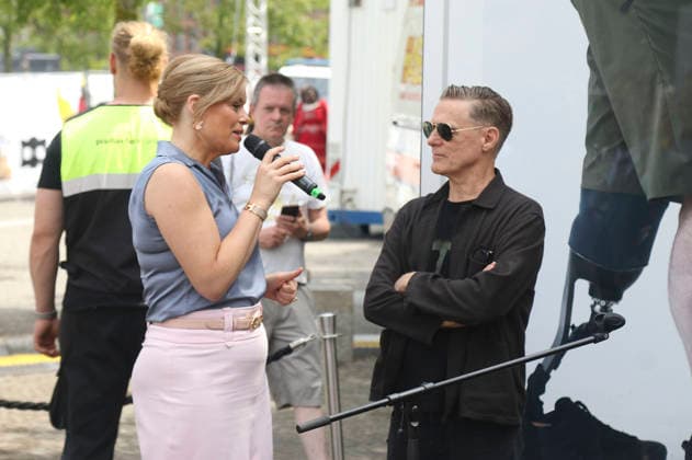 Julia Klöckner und Bryan Adams bei der Vorstellung der Foto-Ausstellung Verwundet des Künstlers Bryan Adams beim 2. Nationalen Veteranentag am Platz der Republik. Berlin, 21.06.2026 *** Julia Klöckner and Bryan Adams at the opening of the photo exhibition Verwundet by artist Bryan Adams on the 2nd National Veterans Day at Platz der Republik in Berlin, June 21, 2026,detected_source_language Foto:xAgenturxWehnertx xGränzdörferx xFuturexImagex adams_6608