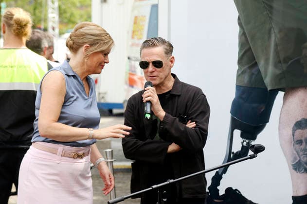 Julia Klöckner und Bryan Adams bei der Vorstellung der Foto-Ausstellung Verwundet des Künstlers Bryan Adams beim 2. Nationalen Veteranentag am Platz der Republik. Berlin, 21.06.2026 *** Julia Klöckner and Bryan Adams at the opening of the photo exhibition Verwundet by artist Bryan Adams on the 2nd National Veterans Day at Platz der Republik in Berlin, June 21, 2026,detected_source_language Foto:xAgenturxWehnertx xGränzdörferx xFuturexImagex adams_6609