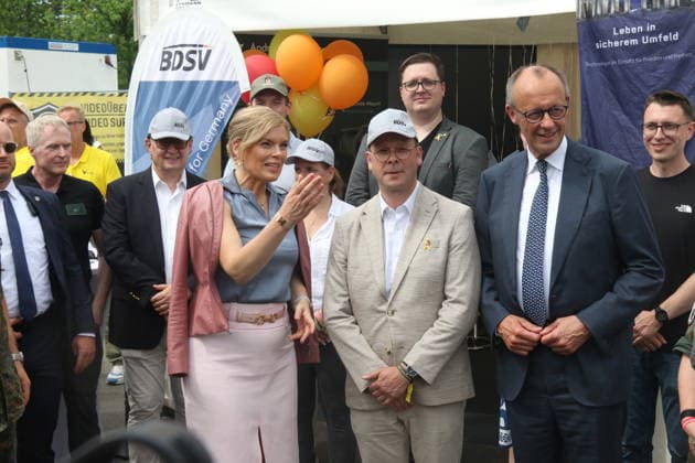 Bundeskanzler Friedrich Merz (CDU) und Bundestagspräsidentin Julia Klöckner (CDU) besuchen bei einem Rundgang einzelne Stände bei der Festveranstaltung zum 2. Nationalen Veteranentag. Deutschland feiert den 2. Nationalen Veteranentag mit einer großen Festveranstaltung rund um das Reichstagsgebäude. Berlin, 21.06.2026 *** Chancellor Friedrich Merz (CDU) and Bundestag President Julia Klöckner (CDU) visit individual booths during a tour of the festivities marking the 2nd National Veterans Day. Germany is celebrating the 2nd National Veterans Day with a large celebration around the Reichstag building in Berlin, June 21, 2026,detected_source_language Copyright: xAgenturxMatthiasxWehnertx xM.xGränzdörferx