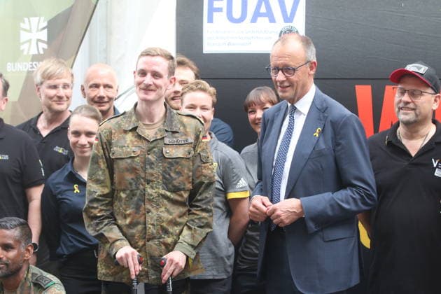 Bundeskanzler Friedrich Merz (CDU) besucht bei einem Rundgang einzelne Stände bei der Festveranstaltung zum 2. Nationalen Veteranentag. Deutschland feiert den 2. Nationalen Veteranentag mit einer großen Festveranstaltung rund um das Reichstagsgebäude. Berlin, 21.06.2026 *** Chancellor Friedrich Merz of the CDU visits individual booths during a tour of the festivities marking the 2nd National Veterans Day. Germany celebrates the 2nd National Veterans Day with a large celebration around the Reichstag building in Berlin, June 21, 2026,detected_source_language Copyright: xAgenturxMatthiasxWehnertx xM.xGränzdörferx