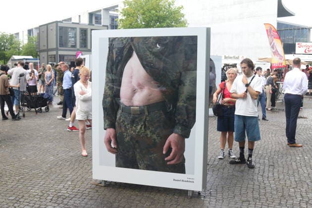 Vorstellung der Foto-Ausstellung Verwundet des Künstlers Bryan Adams beim 2. Nationalen Veteranentag am Platz der Republik. Berlin, 21.06.2026 *** Presentation of the photo exhibition Wounded by artist Bryan Adams on the 2nd National Veterans Day at Republic Square in Berlin, June 21, 2026,detected_source_language Copyright: xAgenturxMatthiasxWehnertx xM.xGränzdörferx
