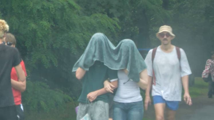 Eine heftige Unwetterfront beendete das heiße Sommerwetter in Ostdeutschland. Gegen 18 Uhr zogen schwere Unwetter über Bautzen in Richtung Görlitz. Extrem heftiger Starkregen und schwere Sturmböen es kam zu Überflutungen. Autofahrer suchten Schutz unter Tankstellen. Badegäste flüchteten vor dem Unwetter. Außerdem gab es extrem heftige Blitze. Herrnhut Sachsen Deutschland *** A violent storm front brought an end to the hot summer weather in eastern Germany. Around 6 p.m., severe storms swept across Bautzen toward Görlitz. Extremely heavy rain and strong gusts of wind caused flooding. Drivers sought shelter at gas stations, and swimmers fled from the storm. There was also extremely intense lightning in Herrnhut, Saxony, Germany,d