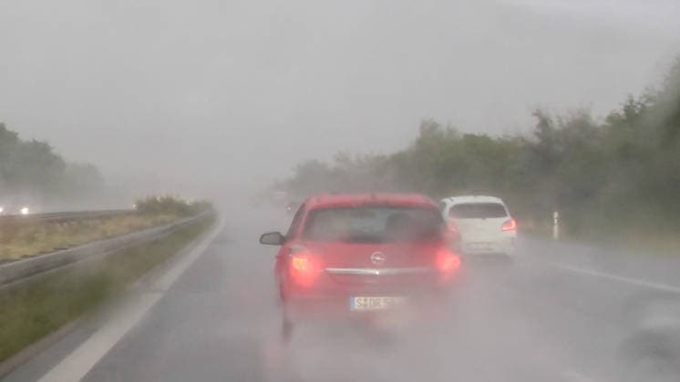 Eine heftige Unwetterfront beendete das heiße Sommerwetter in Ostdeutschland. Gegen 18 Uhr zogen schwere Unwetter über Bautzen in Richtung Görlitz. Extrem heftiger Starkregen und schwere Sturmböen es kam zu Überflutungen. Autofahrer suchten Schutz unter Tankstellen. Badegäste flüchteten vor dem Unwetter. Außerdem gab es extrem heftige Blitze. Herrnhut Sachsen Deutschland *** A violent storm front brought an end to the hot summer weather in eastern Germany. Around 6 p.m., severe storms swept across Bautzen toward Görlitz. Extremely heavy rain and strong gusts of wind caused flooding. Drivers sought shelter at gas stations, and swimmers fled from the storm. There was also extremely intense lightning in Herrnhut, Saxony, Germany,d