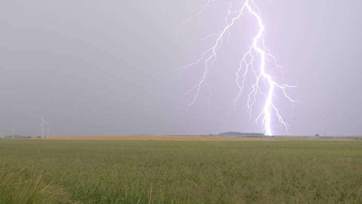 Eine heftige Unwetterfront beendete das heiße Sommerwetter in Ostdeutschland. Gegen 18 Uhr zogen schwere Unwetter über Bautzen in Richtung Görlitz. Extrem heftiger Starkregen und schwere Sturmböen es kam zu Überflutungen. Autofahrer suchten Schutz unter Tankstellen. Badegäste flüchteten vor dem Unwetter. Außerdem gab es extrem heftige Blitze. Herrnhut Sachsen Deutschland *** A violent storm front brought an end to the hot summer weather in eastern Germany. Around 6 p.m., severe storms swept across Bautzen toward Görlitz. Extremely heavy rain and strong gusts of wind caused flooding. Drivers sought shelter at gas stations, and swimmers fled from the storm. There was also extremely intense lightning in Herrnhut, Saxony, Germany,d