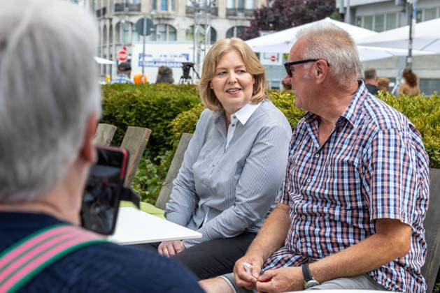 Tag der offenen Tür: Auf einen Blick hinter die Kulissen des Regierungsviertels. Deutschöand, Berlin am 21. Juni, 2026: Bärbel Bas (SPD) mischt sich unter die Bürger vor dem Bundesministerium Arbeit und Soziales auf der Anton-Wilhelm-Amo-Strasse Zitenplatz in Berlin-Mitte. *** Open House