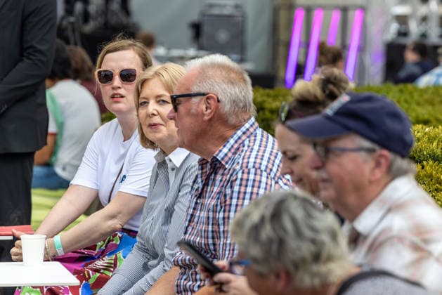 Deutschöand, Berlin am 21. Juni, 2026: Bärbel Bas (SPD) mischt sich unter die Bürger vor dem Bundesministerium Arbeit und Soziales auf der Anton-Wilhelm-Amo-Strasse Zitenplatz in Berlin-Mitte. *** Germany, Berlin, June 21, 2026
