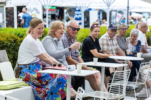 Deutschöand, Berlin am 21. Juni, 2026: Bärbel Bas (SPD) mischt sich unter die Bürger vor dem Bundesministerium Arbeit und Soziales auf der Anton-Wilhelm-Amo-Strasse Zitenplatz in Berlin-Mitte. *** Germany, Berlin, June 21, 2026