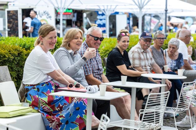 Deutschöand, Berlin am 21. Juni, 2026: Bärbel Bas (SPD) mischt sich unter die Bürger vor dem Bundesministerium Arbeit und Soziales auf der Anton-Wilhelm-Amo-Strasse Zitenplatz in Berlin-Mitte. *** Germany, Berlin, June 21, 2026