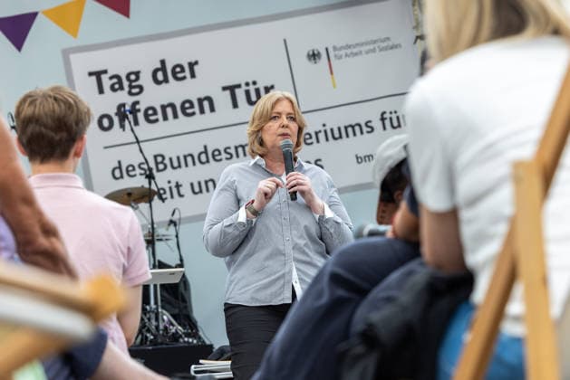 Tag der offenen Tür: Auf einen Blick hinter die Kulissen des Regierungsviertels. Deutschöand, Berlin am 21. Juni, 2026: Bärbel Bas (SPD) im direkten Austausch mit besorgten Bürgerinnen und Bürgern am Tag der offenen Tür des Bundesministeriums für Arbeit und Soziales. *** Open House