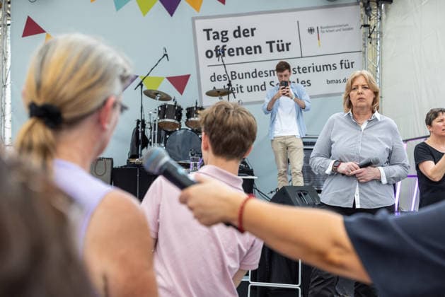 Tag der offenen Tür: Auf einen Blick hinter die Kulissen des Regierungsviertels. Deutschöand, Berlin am 21. Juni, 2026: Bärbel Bas (SPD) im direkten Austausch mit besorgten Bürgerinnen und Bürgern am Tag der offenen Tür des Bundesministeriums für Arbeit und Soziales. *** Open House