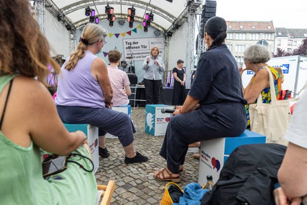 Tag der offenen Tür: Auf einen Blick hinter die Kulissen des Regierungsviertels. Deutschöand, Berlin am 21. Juni, 2026: Bärbel Bas (SPD) im direkten Austausch mit besorgten Bürgerinnen und Bürgern am Tag der offenen Tür des Bundesministeriums für Arbeit und Soziales. *** Open House