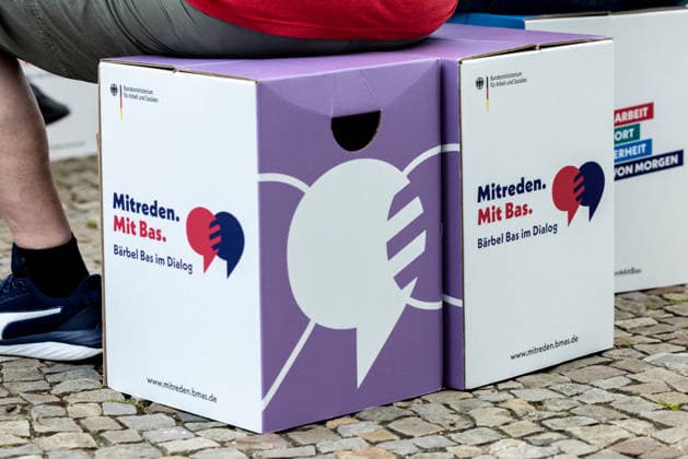 Tag der offenen Tür: Auf einen Blick hinter die Kulissen des Regierungsviertels. Deutschöand, Berlin am 21. Juni, 2026: Sitzboxen aus Pappe für das Format Mitreden. Mit Bas. am Tag der offenen Tür des Bundesministeriums für Arbeit und Soziales. *** Open House