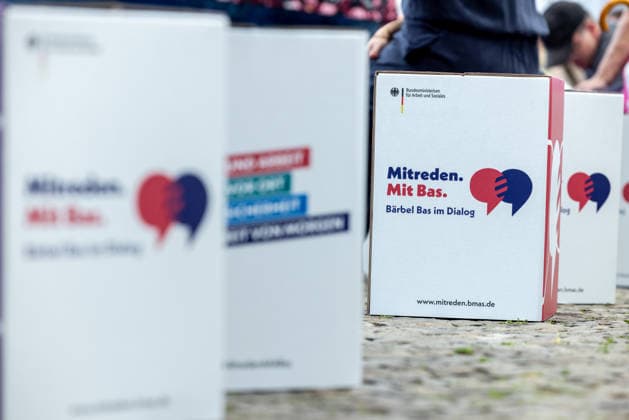 Tag der offenen Tür: Auf einen Blick hinter die Kulissen des Regierungsviertels. Deutschöand, Berlin am 21. Juni, 2026: Sitzboxen aus Pappe für das Format Mitreden. Mit Bas. am Tag der offenen Tür des Bundesministeriums für Arbeit und Soziales. *** Open House