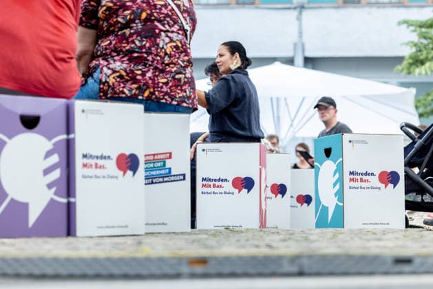 Tag der offenen Tür: Auf einen Blick hinter die Kulissen des Regierungsviertels. Deutschöand, Berlin am 21. Juni, 2026: Sitzboxen aus Pappe für das Format Mitreden. Mit Bas. am Tag der offenen Tür des Bundesministeriums für Arbeit und Soziales. *** Open House