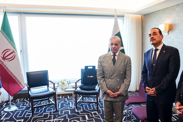 Zurich Switzerland Iran-US Talks Pakistan s Prime Minister Shehbaz Sharif (R) and army chief Asim Munir (C-R) stand before a meeting in Zurich, Switzerland, on June 21, 2026. The meeting takes place on the sidelines of Iran-US talks aimed at easing tensions between Tehran and Washington, with Pakistan and Qatar involved in mediation efforts. Zurich Zurich Switzerland Copyright: xHamedxMalekpourx