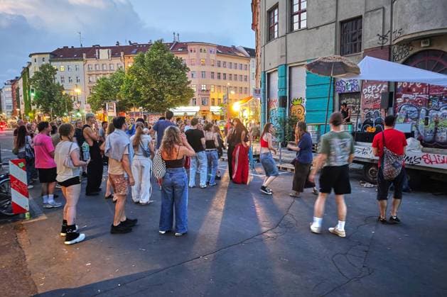 Berlin, Deutschland, 21.06.2026: Fete de la Musique: Menschen tanzen im Bezirk Kreuzberg nahe Rio-Reiser-Platz auf der Straße, ein DJ legt auf *** Berlin, Germany, June 21, 2026 Fête de la Musique People are dancing in the streets of the Kreuzberg district near Rio Reiser Platz; a DJ is spinning tunes,detected_source_language Copyright: xdtsxNachrichtenagenturx dts_124310