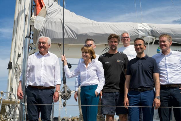 Bundespräsident Steinmeier in Kiel Anlässlich der Kieler Woche 2026 ist Bundespräsident Frank-Walter Steinmeier in der Landeshauptstadt Kiel. Er und seine Frau Elke Büdenbender nehmen an einer kurzen Ausfahrt auf dem neuen Forschungs - Segler Malizia Explorer von Boris Hermann auf der Kieler Förde Tei. An Bord ebenfalls der Kieler Oberbürgermeister Samet Ylmazund Schleswig-Holsteins Ministerpräsident Günther nebst Ehefrauen. Kiel Schilksee Olympiahafen Schleswig-Holstein Deutschland *** Federal President Steinmeier in Kiel On the occasion of Kiel Week 2026, Federal President Frank Walter Steinmeier is visiting the state capital of Kiel. He and his wife, Elke Büdenbender, are taking a short cruise on Boris Hermann’s new research sa