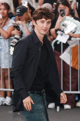 IPA85924192 - Milan, Milan Fashion Week Menswear Spring Summer 2027 - Men s Fashion, Spring Summer 2027 - Prada Afterparty - Guests arriving. Pictured: Troye Sivan (Australian singer and actor)  Copyright: xAlessandroxBremecx xx 85924192