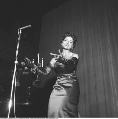 Lys Assia. Rosa Mina Schärer (3. März 1924 – 24. März 2018), bekannt unter ihrem Künstlernamen Lys Assia, war eine Schweizer Sängerin, die 1956 den ersten Eurovision Song Contest gewann. Assia wurde in Rupperswil im Kanton Aargau geboren und begann ihre Bühnenkarriere als Tänzerin, wechselte jedoch 1940 zum Gesang, wo sie 1950 mit O mein Papa ihren ersten musikalischen Erfolg feierte. Das Foto zeigt sie bei einem Auftritt in Stockholm, Schweden, im Jahr 1956. Kristoffersson, Ref. BU51 8 Lys Assia. Rosa Mina Schärer (3 March 1924 – 24 March 2018), known by her stage name Lys Assia, was a Swiss singer who won the first Eurovision Song Contest in 1956. Assia was born in Rupperswil, Aargau, and began her stage career as a dancer, but chan Copyright: imageBROKER Sjoberg ibljsj18095989.jpg