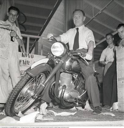 Testfahrt auf einem Jawa Motorrad im Jahr 1947Ein Mann in Hemd und Krawatte testet ein Jawa Motorrad. Das Modell hat eine Kapazität von 250 cmü. Jawa ist ein historischer tschechischer Motorradhersteller. Wenige Jahre nach dem Ende des Zweiten Weltkriegs hatte das Werk die Motorradproduktion wieder aufgenommen. Während dieser Zeit und in den 1950er Jahren hatte Jawa große Erfolge in dem, was wir heute Enduro Motorradsport nennen. 1947. Kristoffersson Referenz AD12 6 Test-riding a Jawa motorcycle in 1947A man in a shirt and tie is test-sitting a Jawa motorcycle. The model is a 250 cc.Jawa is a historic Czech motorcycle manufacturer. A few years after the end of the Second World War, the factory had resumed motorcycle production. During t Copyright: imageBROKER Sjoberg ibljsj18096006.jpg