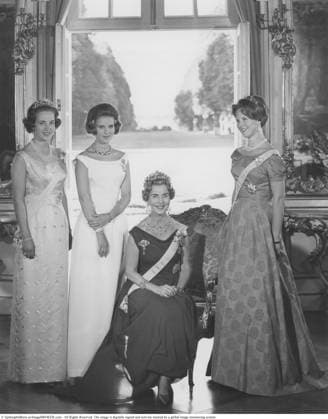 Margrethe II. von Dänemark, geboren am 16. April 1940, war von 1972 bis 2024 amtierende Königin von Dänemark. Rechts stehend, ist sie mit ihrer Mutter, Königin Ingrid von Dänemark, und ihren Schwestern — Prinzessin Benedikte ganz links und Prinzessin Anne?Marie neben ihr — abgebildet. Das Foto wurde 1964 im Schloss Fredensborg aufgenommen Margrethe II of Denmark, born on 16 April 1940, served as the reigning Queen of Denmark from 1972 to 2024. Standing on the right, she is pictured with her mother, Queen Ingrid of Denmark, and her sisters — Princess Benedikte on the far left and Princess Anne?Marie beside her. The photograph was taken in 1964 at Fredensborg Palace Copyright: imageBROKER Sjoberg ibljsj18096136.jpg