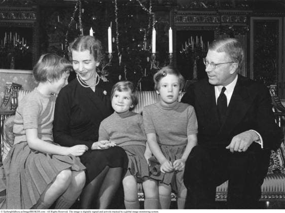 König Gustav VI. Adolf von Schweden (1882–1973) Hier erhält er im Königspalast in Stockholm Besuch von seiner Tochter Ingrid von Schweden, Königin von Dänemark (1910–2000), zusammen mit ihren drei Töchtern, den Prinzessinnen (von links) Margrethe (geb. 1940), Anne Marie (geb. 1946) und Benedikte (geb. 1944) . 1951 King Gustaf VI Adolf of Sweden (1882–1973) Here he is visited at the Royal Palace in Stockholm by his daughter Ingrid of Sweden, Queen of Denmark (1910–2000), together with her three daughters, the princesses (from left) Margrethe (born 1940), Anne?Marie (born 1946) and Benedikte (born 1944). 1951 Copyright: imageBROKER Sjoberg ibljsj18096225.jpg