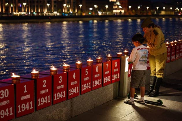 RUSSIA, MOSCOW - JUNE 21, 2026: Attendees of an event titled Line of Remembrance at Krymskaya Naberezhnaya Street. Attendees lit 1418 candles to commemorate every day of the Great Patriotic War (the Eastern Front of WWII) Moscow Russia  - ZUMAt113 20260621_zaa_t113_273 Copyright: xSergeixBulkinx
