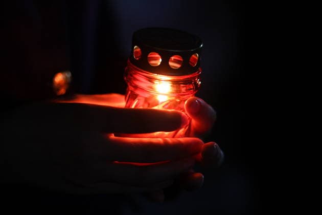 RUSSIA, MOSCOW - JUNE 21, 2026: An attendee holds a lit candle during an event titled Candle of Remembrance at Victory Museum. The event commemorates the 85th anniversary of Nazi Germany s invasion of the Soviet Union in WWII Moscow Russia  - ZUMAt113 20260621_zaa_t113_352 Copyright: xMikhailxTereshchenkox